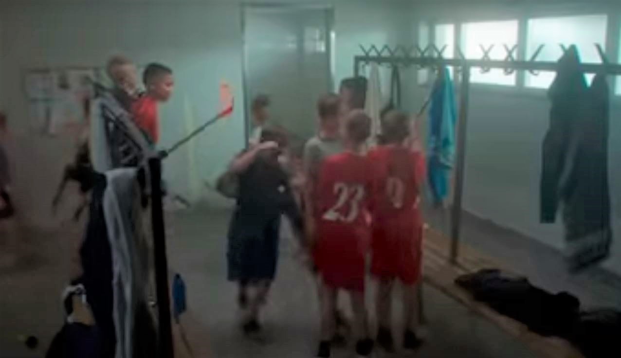 Απαντά ο σκηνοθέτης για τα “Αγόρια στο ντουζ΄”