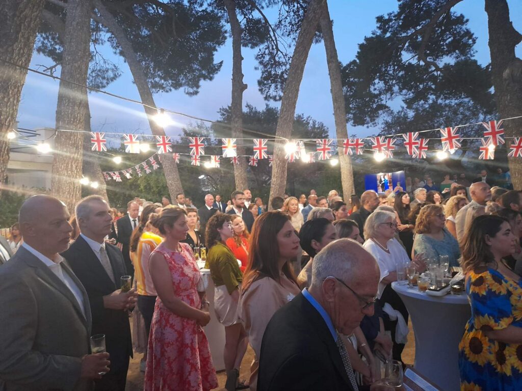 Γιόρτασαν τον Κάρολο στην … Κνωσό (photos)