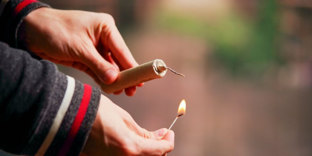 “Τρέλαναν” άνδρα με κροτίδες