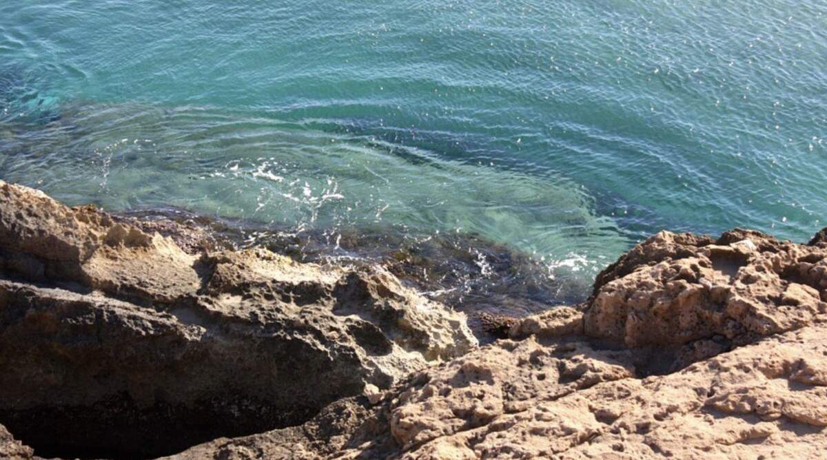 Έπεσε στα βράχια από τα δέκα μέτρα