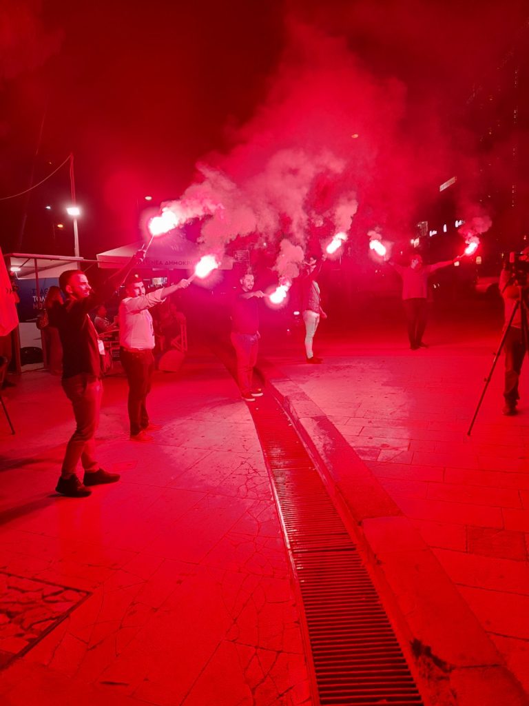 Κοκκίνησε η πλατεία για τη Νέα Δημοκρατία (βίντεο)