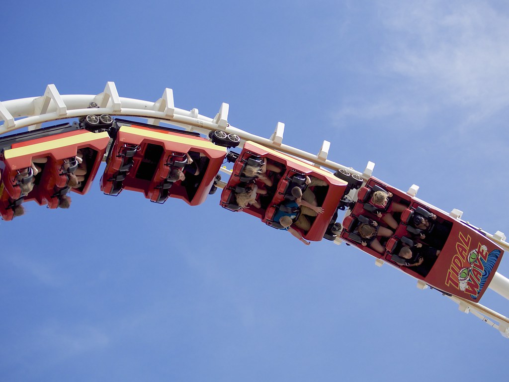 Έμειναν 3 ώρες κρεμασμένοι σε τρενάκι (Video)