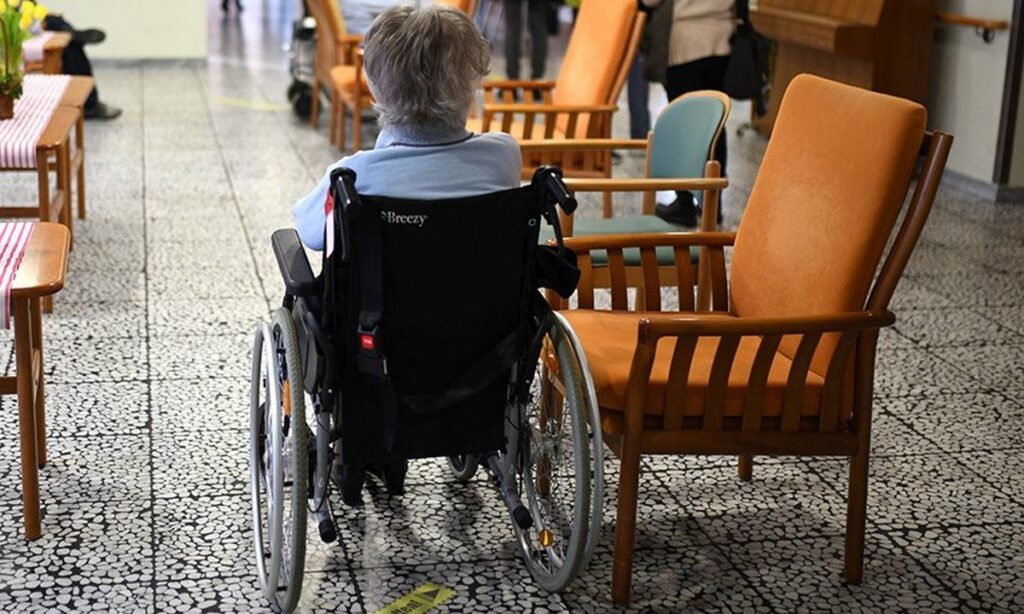 Σοκάρουν οι αποκαλύψεις για το γηροκομείο: “Πήρα τη μητέρα μου από κει με νεφρική ανεπάρκεια”