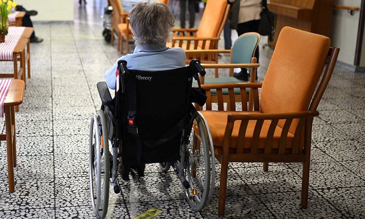 Σοκάρουν οι αποκαλύψεις για το γηροκομείο: “Πήρα τη μητέρα μου από κει με νεφρική ανεπάρκεια”