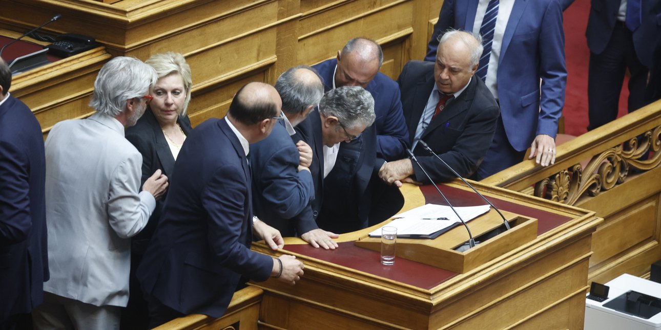 Η… μέση του Κουτσούμπα διέκοψε τη συνεδρίαση