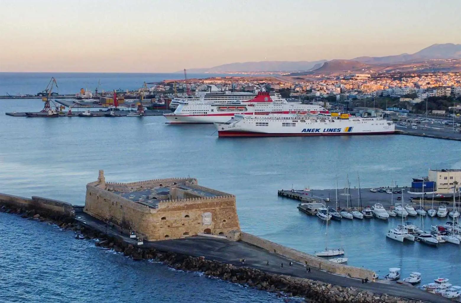 Προσπάθειες να λυθεί το πρόβλημα του «εγκλωβισμού» δεκάδων οχημάτων σε πλοίο στο λιμάνι Ηρακλείυ λόγω βλάβης