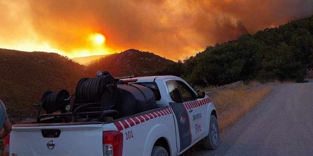 Μάχες με τις φλόγες για να μην επεκταθεί η πυρκαγιά