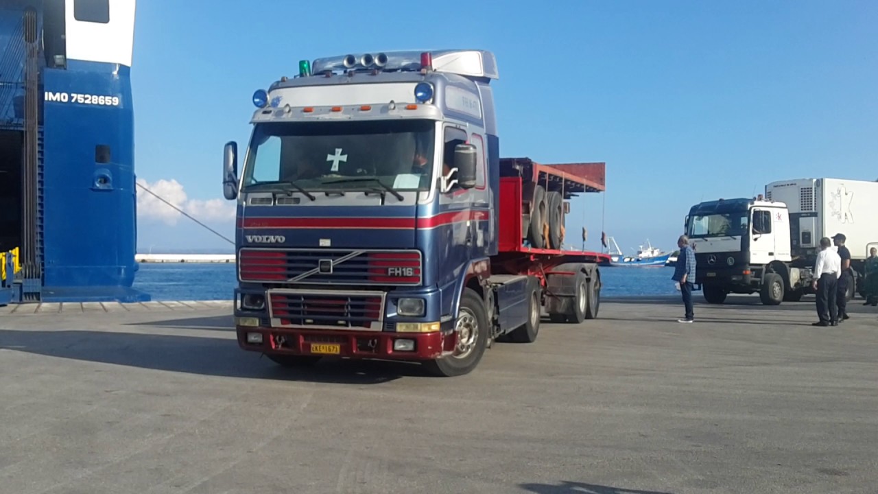 Τον παρέσυρε φορτηγό μέσα στο πλοίο