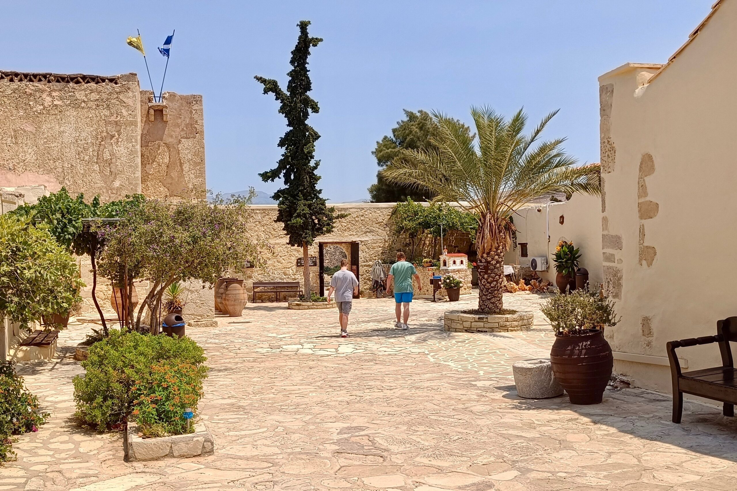 Κύμα συμπαράστασης στην Ιερά Μονή Οδηγήτριας (οδοιπορικό από το ΘΕΜΑ)