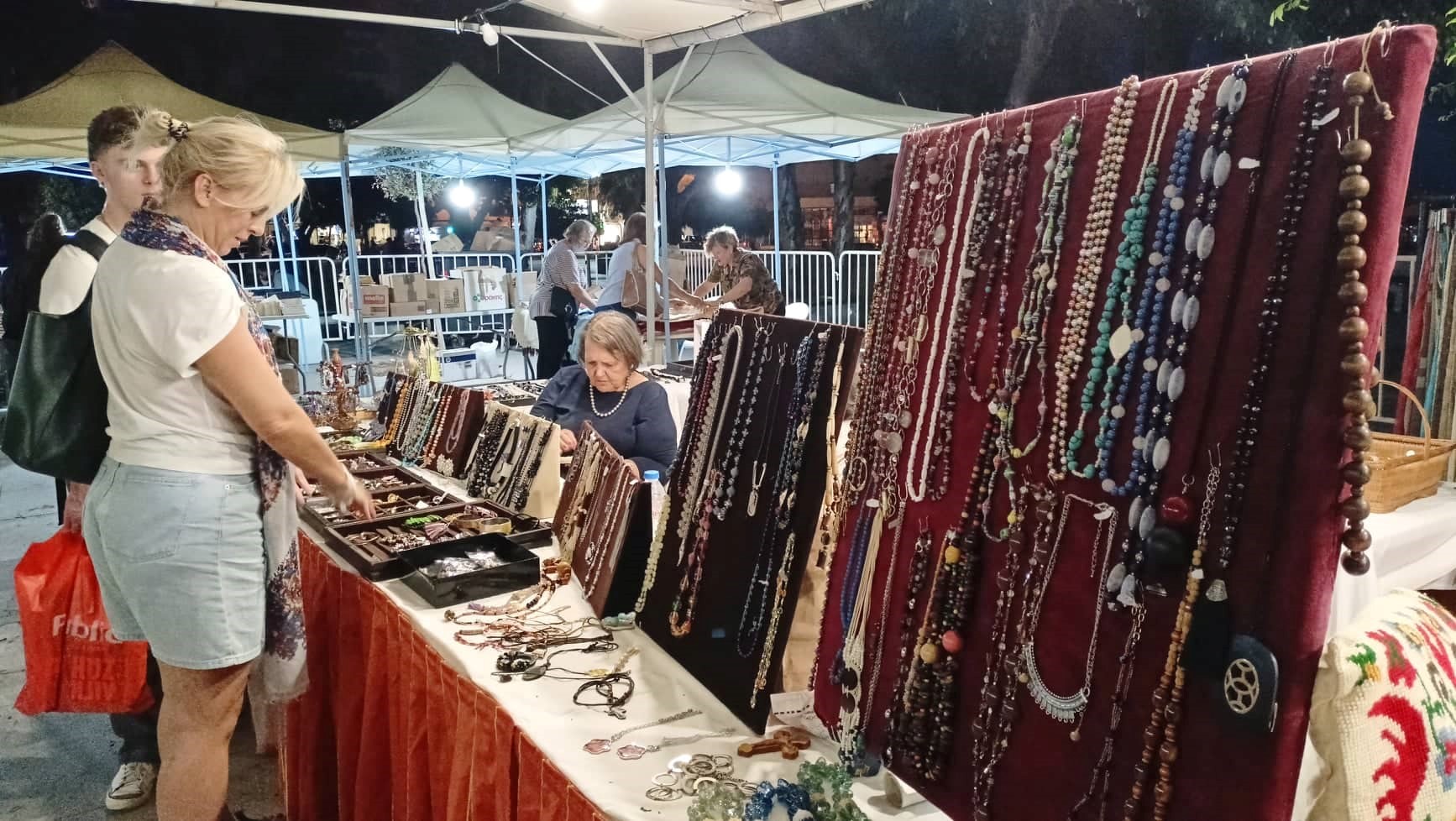 Παζάρι δεύτερο χέρι από το Σύλλογο Μελών Γυναικείων Σωματείων