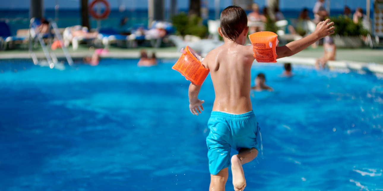 Χωρίς τις αισθήσεις του παιδί σε πισίνα