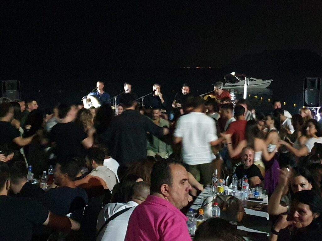 Μαγευτική βραδιά στην παραλία Ψαρομούρας