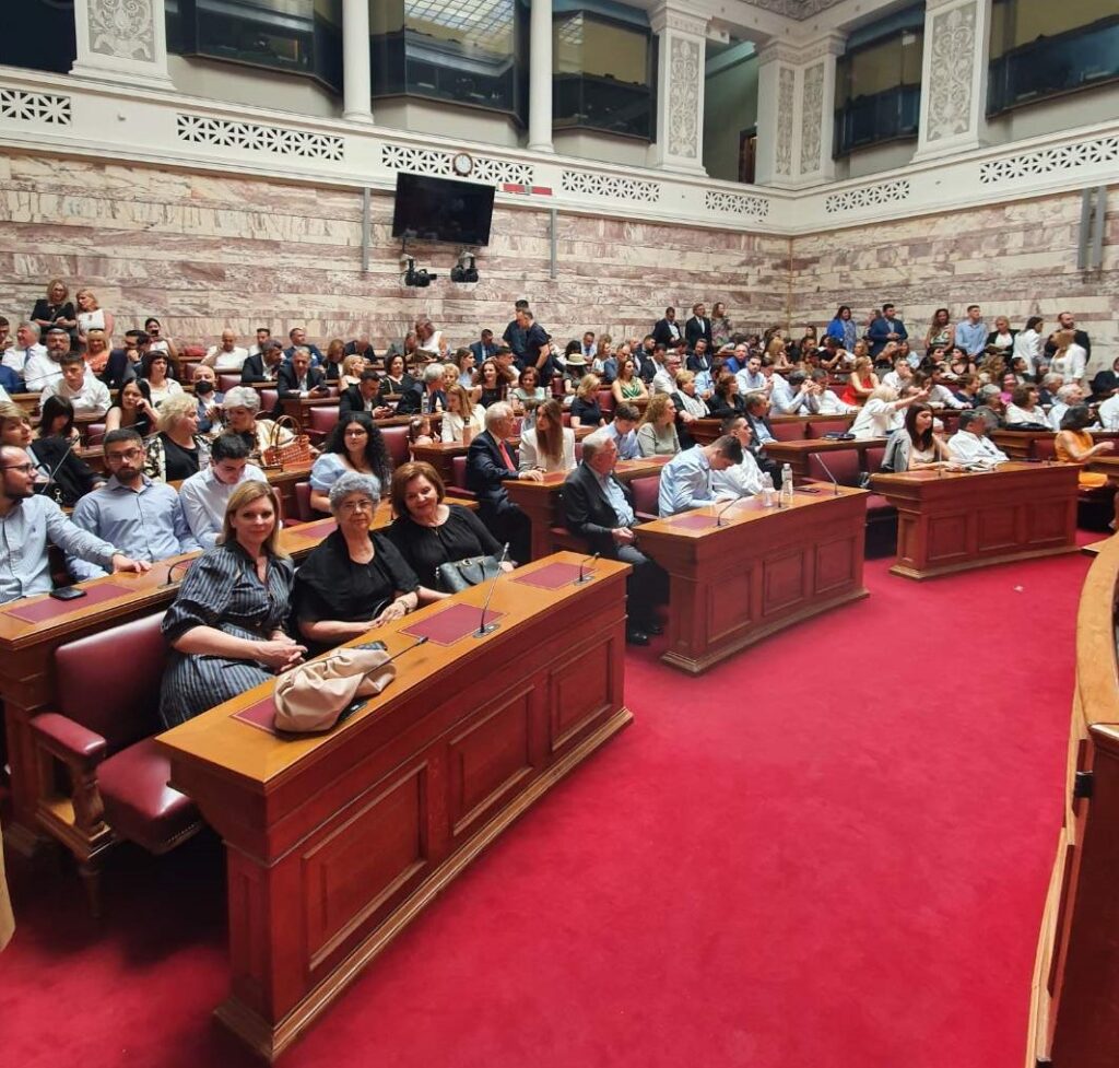 Κοντά στους βουλευτές συγγενείς και φίλοι