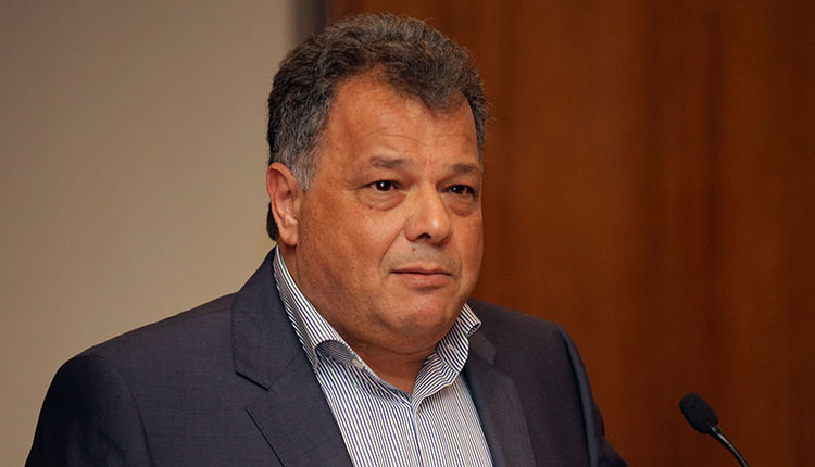 Φεύγει με ψηλά το κεφάλι ο Λυγερός