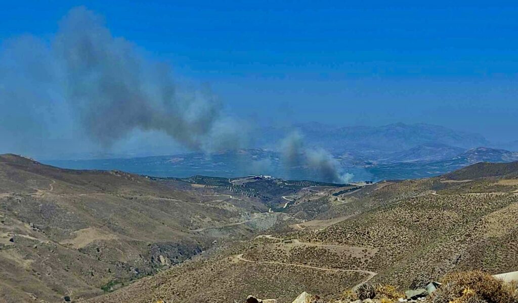 Σε εγρήγορση οι Αρχές για τη μεγάλη φωτιά στην ενδοχώρα (videos)