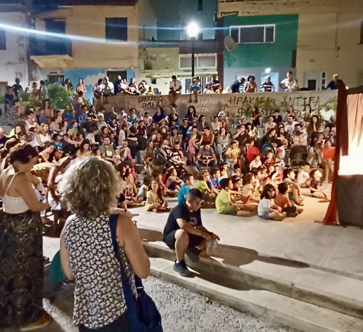 Αγκαλιάζουν τον Καραγκιόζη στις γειτονιές