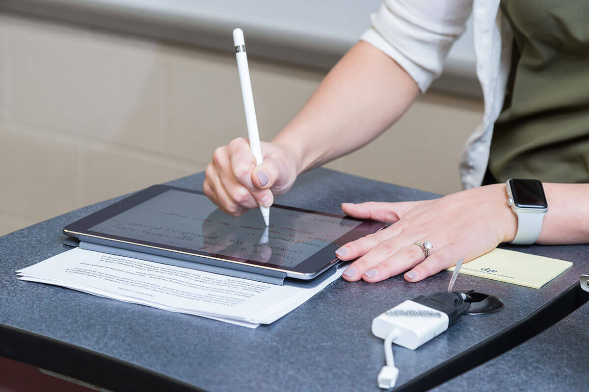 Μόνο σε γνήσιες οθόνες iPad σχεδιάζουν ευθείες τα Apple Pencils