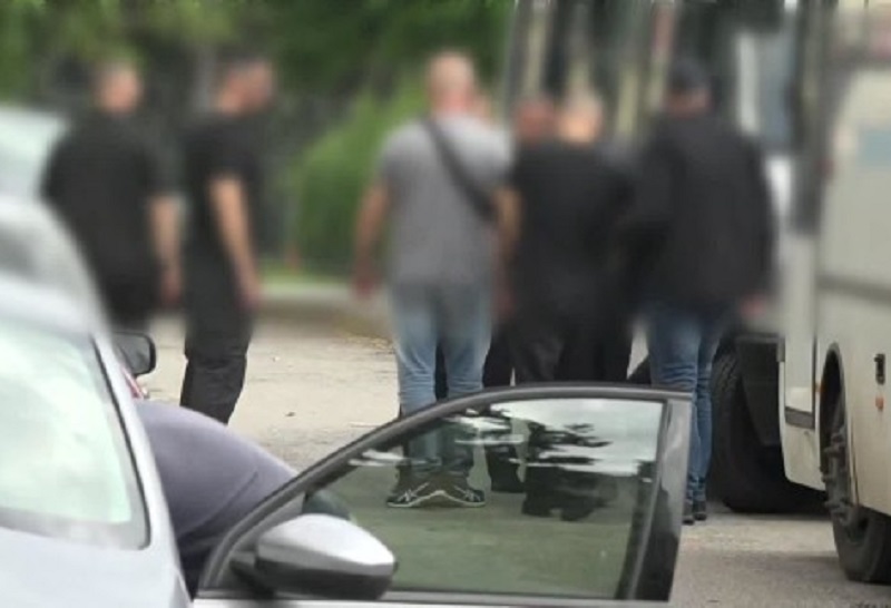 Θύμα Βούλγαρων “αστυνομικών” πετά σακούλα με λεφτά από το μπαλκόνι (Video)