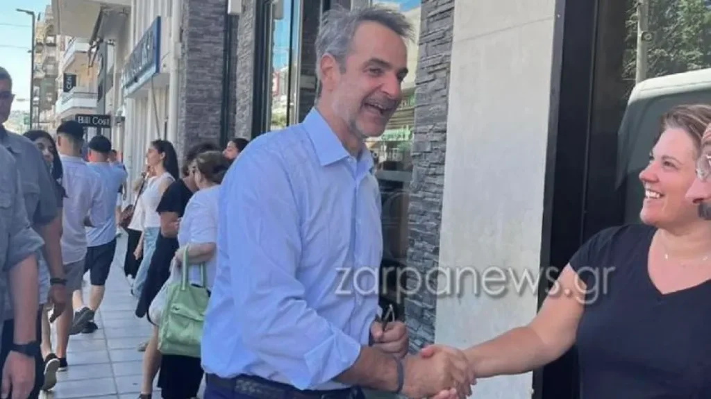 Βόλτες στα Χανιά κάνει ο Μητσοτάκης