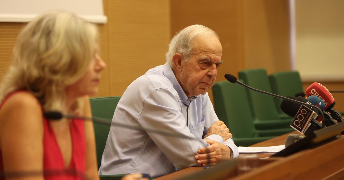 Περιμένει τις παραιτήσεις στο γραφείο του ο Λαμπρινός