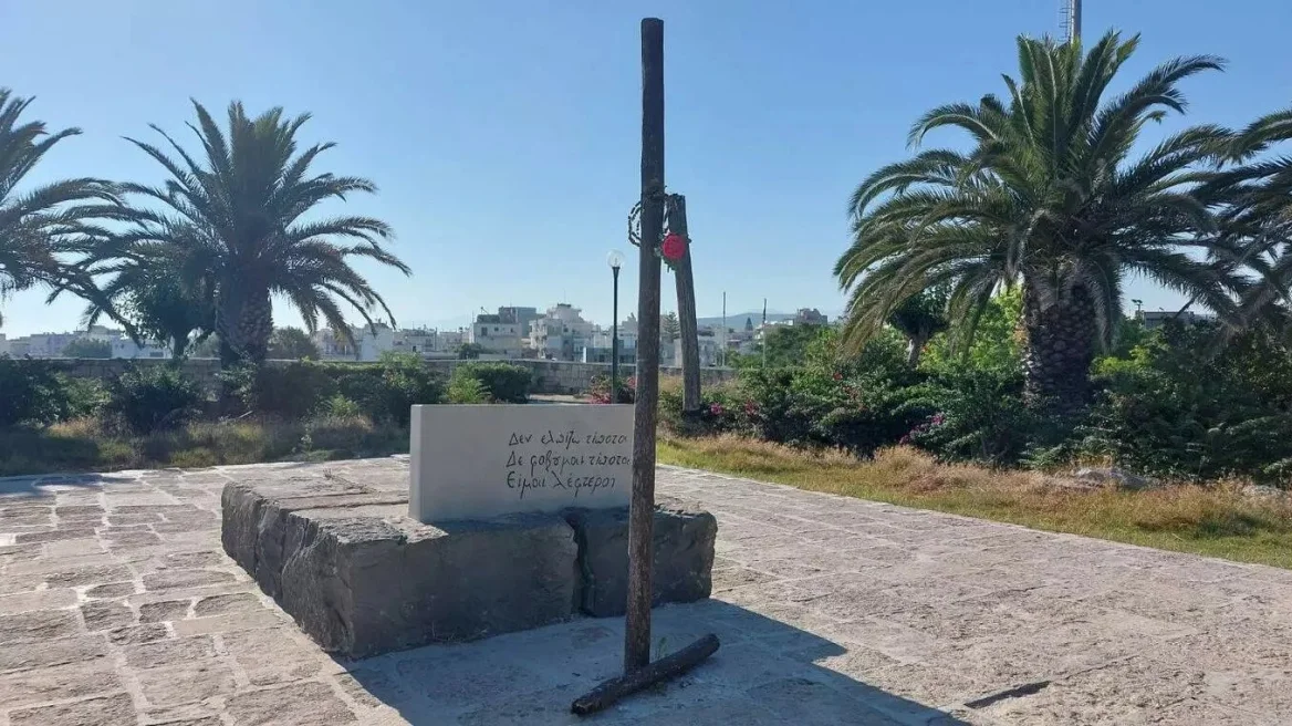 Θλίψη από τον βανδαλισμό στον τάφο του Καζαντζάκη