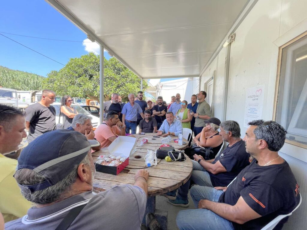 Επίσκεψη στους εργαζόμενους καθαριότητας από τον Δημήτρη Πιτσικάκη