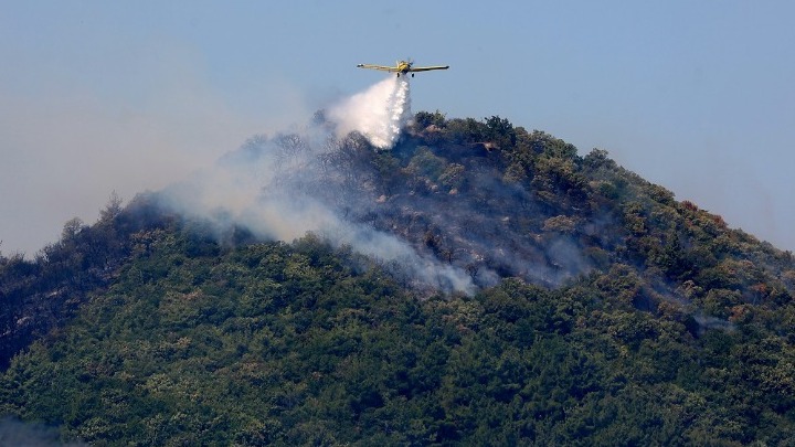 Καλύτερη εικόνα στα πύρινα μέτωπα – Μάχη με αναζωπυρώσεις και διάσπαρτες εστίες