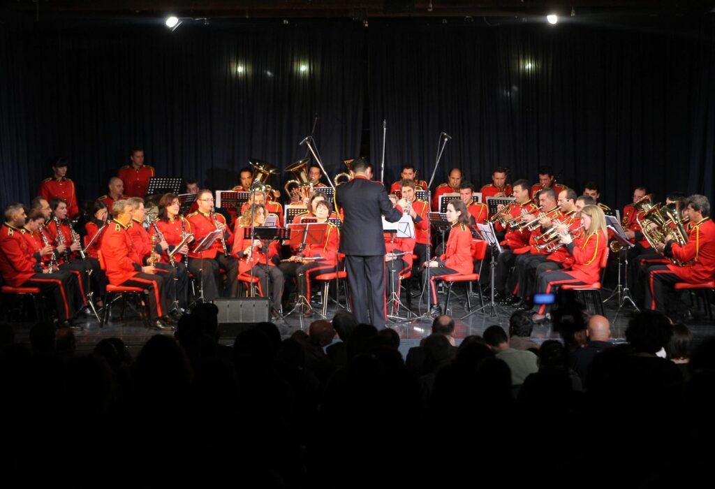 Η φιλαρμονική του Δήμου στον Καράβολα