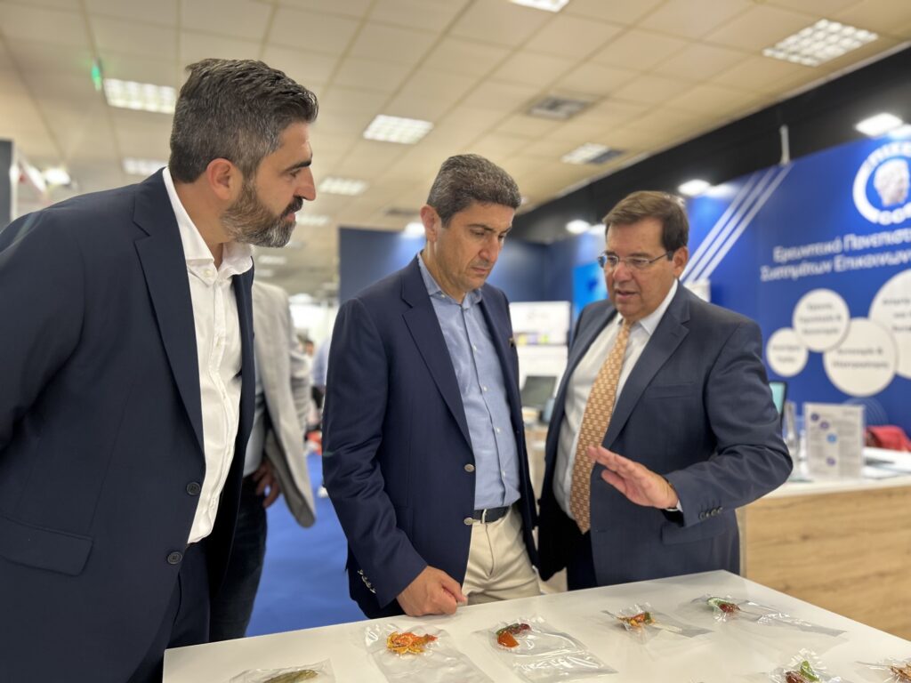 Επίσκεψη Αυγενάκη στο περίπτερο του Υπουργείου στη ΔΕΘ