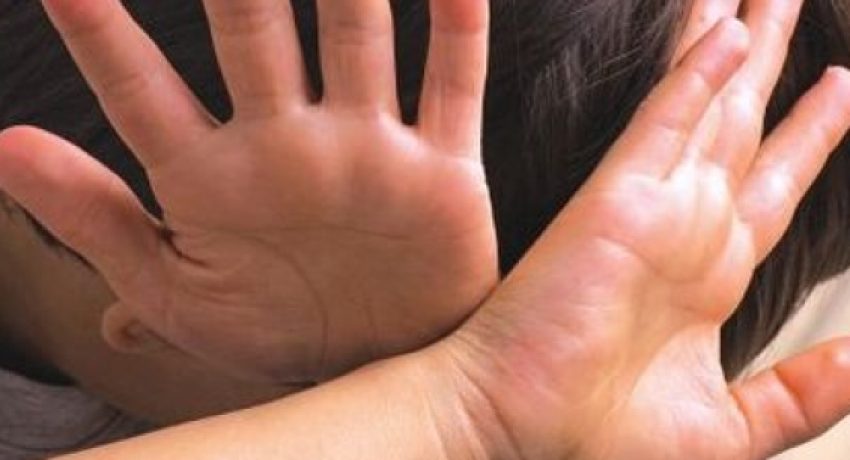 Κατήγγειλαν πως έπιασαν 11χρονο από το λαιμό για μόλις 20 ευρώ