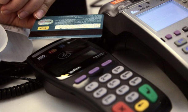 Σε προπληρωμένη κάρτα τα κοινωνικά επιδόματα