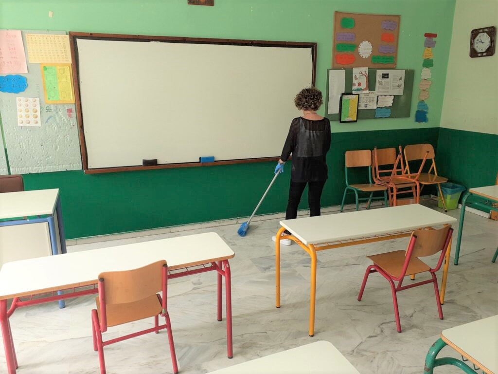 Στον αέρα οι προσλήψεις των καθαριστριών! Κίνδυνοι να μην είναι στις θέσεις τους τη Δευτέρα