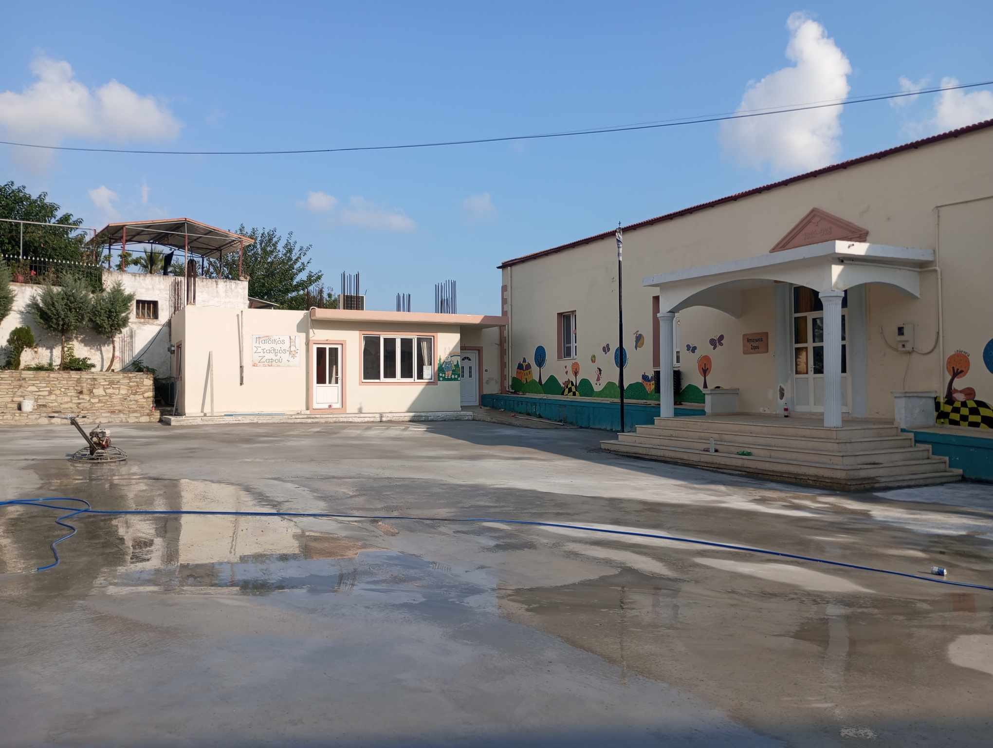 Η λάσπη που έγινε… σχολείο (photos)