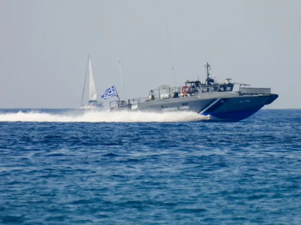 Σύγκρουση φορτηγών πλοίων στην Κεφαλονιά – Στις φλόγες το ένα