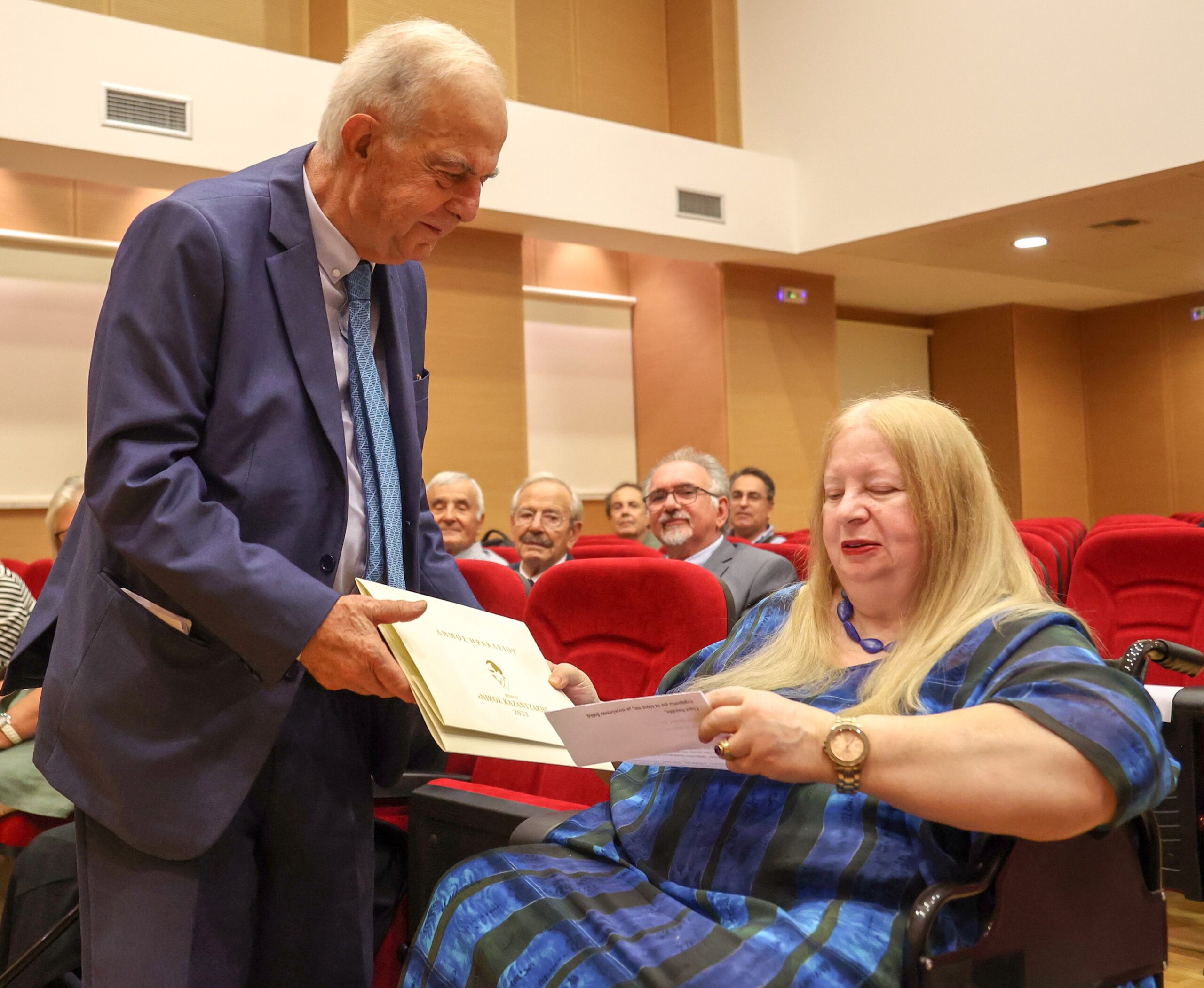 Συγκίνηση στην απονομή βραβείου “Ν. Καζαντζάκης” στη Λένα Πλάτωνος