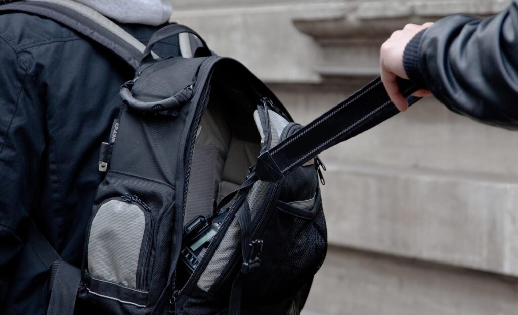 Ήθελαν να του πάρουν το σακίδιο με τις 15.000