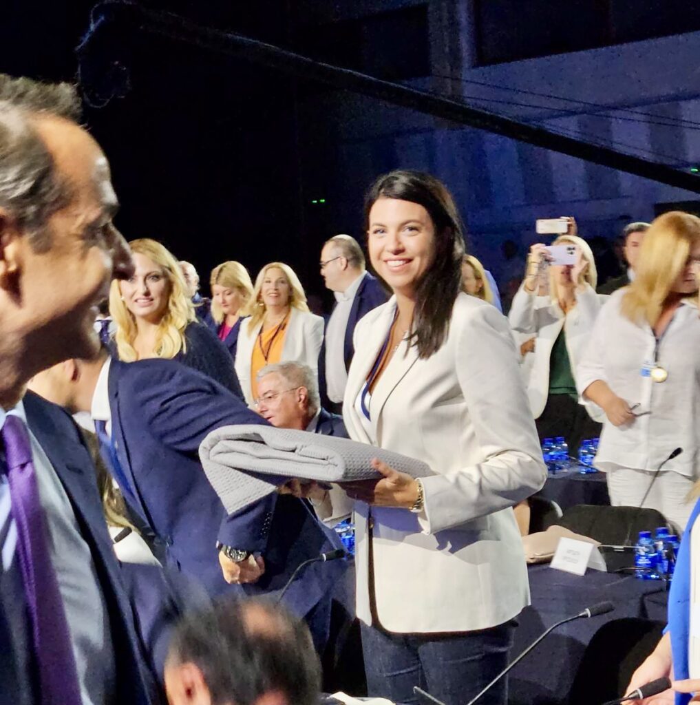 Με … κουβέρτες στη συνέντευξη Τύπου του πρωθυπουργού