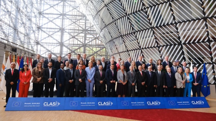 Υπ. Μετανάστευσης: Μεγάλη επιτυχία της Ελλάδας-Η Κομισιόν στηρίζει τη χώρα στο μεταναστευτικό