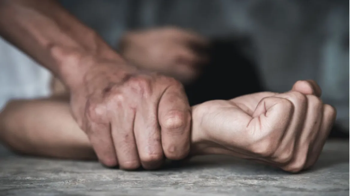 Προφυλακιστέοι δύο Πακιστανοί για βιασμό 27χρονου