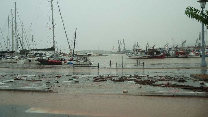 Μηνύματα 112 σε έξι περιοχές – Απαγόρευση της κυκλοφορίας στον Βόλο και το ορεινό οδικό δίκτυο – Ένας νεκρός κτηνοτρόφος