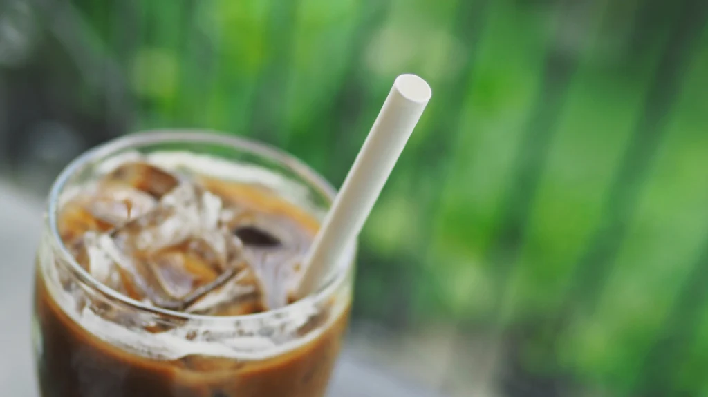 Χάρτινα καλαμάκια: Τα «παντοτινά χημικά» που περιέχουν καταλήγουν στα ροφήματα – Τι προκαλούν