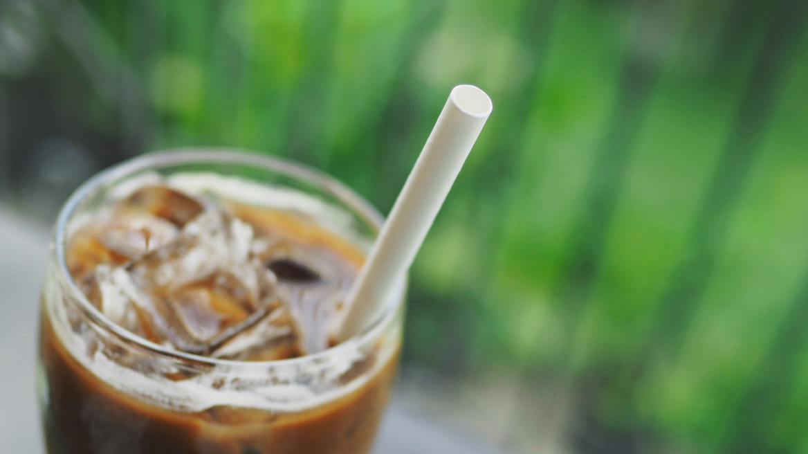 Χάρτινα καλαμάκια: Τα «παντοτινά χημικά» που περιέχουν καταλήγουν στα ροφήματα – Τι προκαλούν