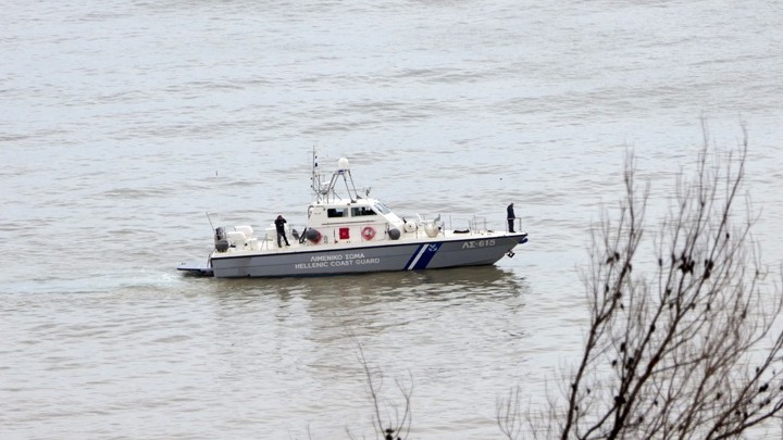 Συνεχίζονται οι έρευνες του Λιμενικού για τον εντοπισμό του ελικοπτέρου που κατέπεσε στη θαλάσσια περιοχή Αχλάδι Ευβοίας