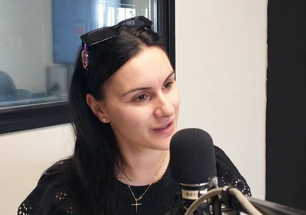 Η Εύη Λυρώνη στο ΘΕΜΑ: «Δέχτηκα την πρόταση επειδή πιστεύω στον Μ. Καραμαλάκη»