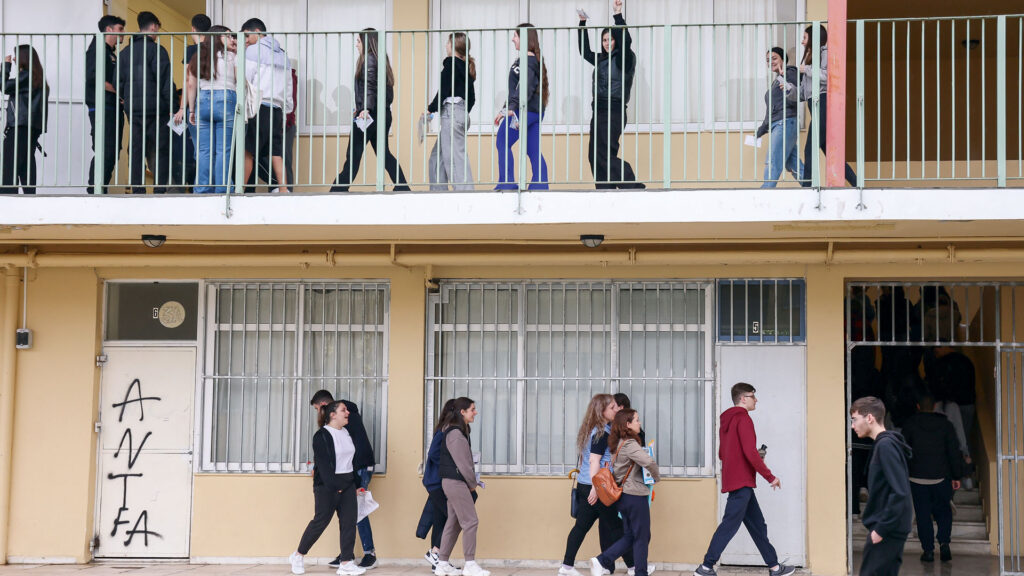 Σχολεία: Πότε ανοίγουν και πότε κλείνουν ξανά μέσα στον Οκτώβριο