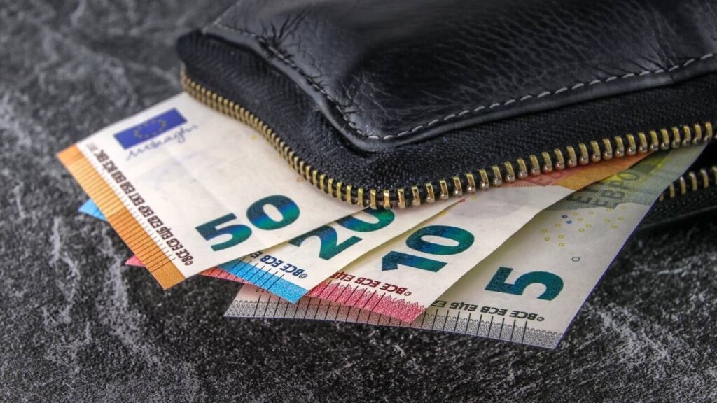 Τα μέτρα στήριξης στους λογαριασμούς ηλεκτρικού ρεύματος για νοικοκυριά, ευάλωτους καταναλωτές, αγρότες τον Οκτώβριο