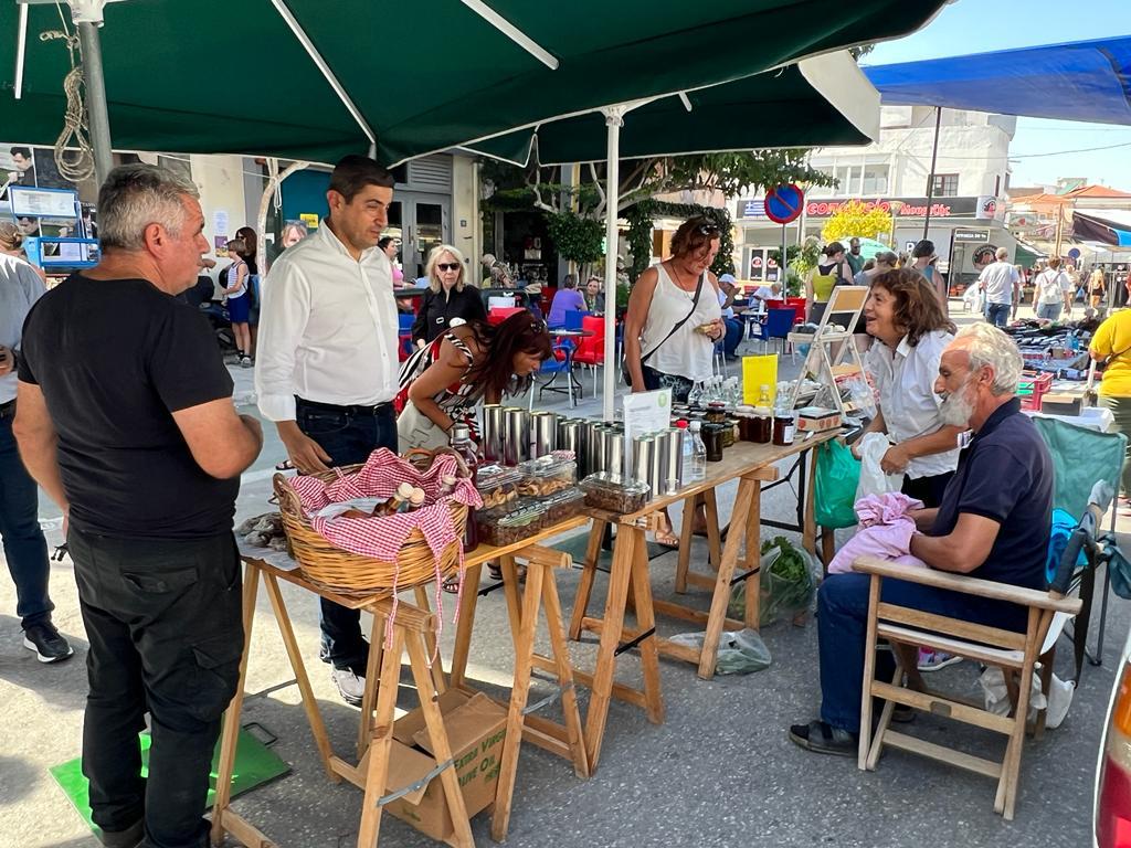 Βόλτα στις Μοίρες και νέο γραφείο για τον Λευτέρη Αυγενάκη