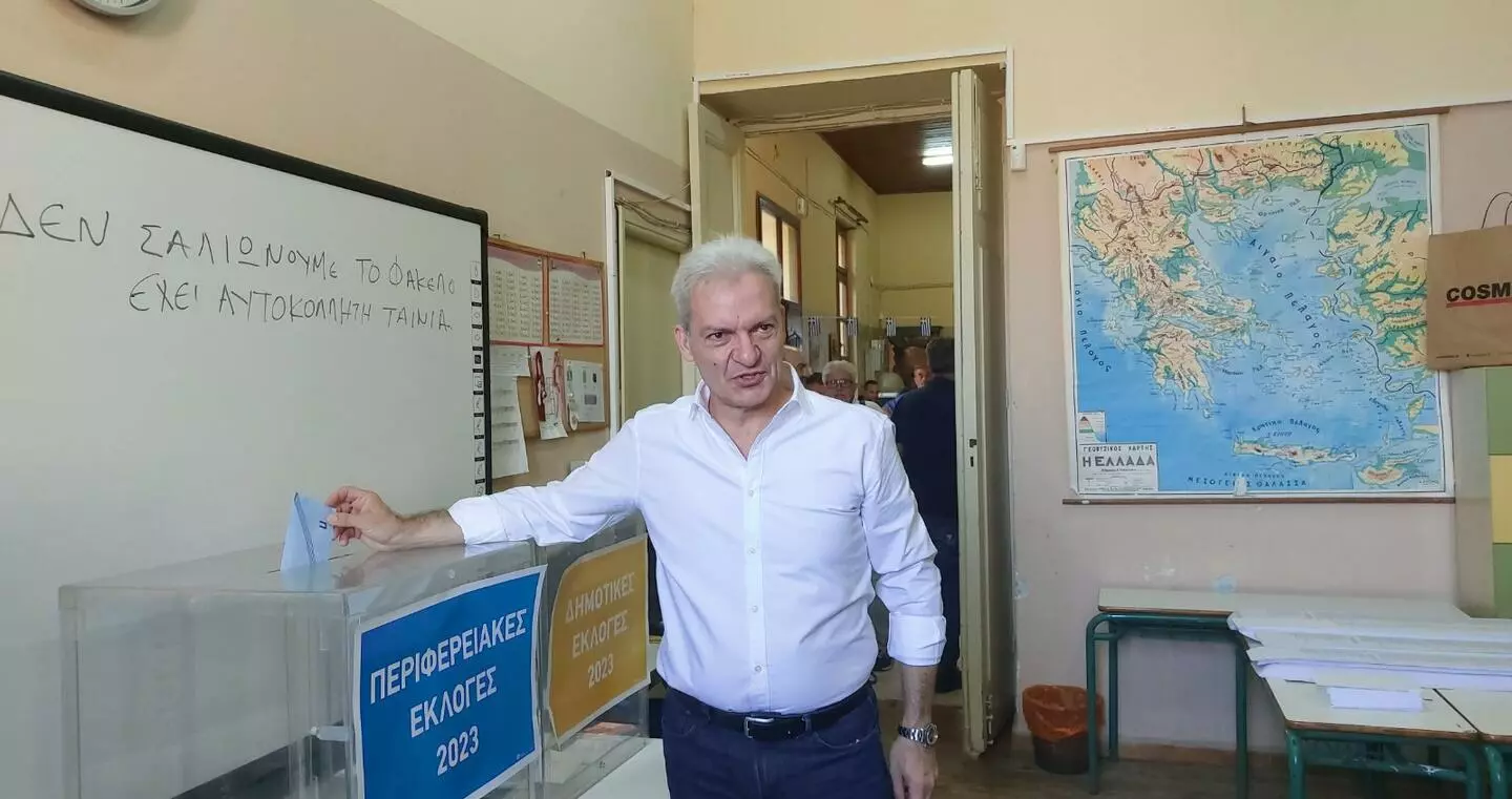 Νωρίς και με διάθεση χιούμορ ψήφισε ο Αλέξης Καλοκαιρινός