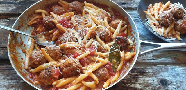 Μακαρόνια σκιουφιχτά με κεφτεδάκια από τη Νεκταρία Κοκκινάκη (ηχητικό)