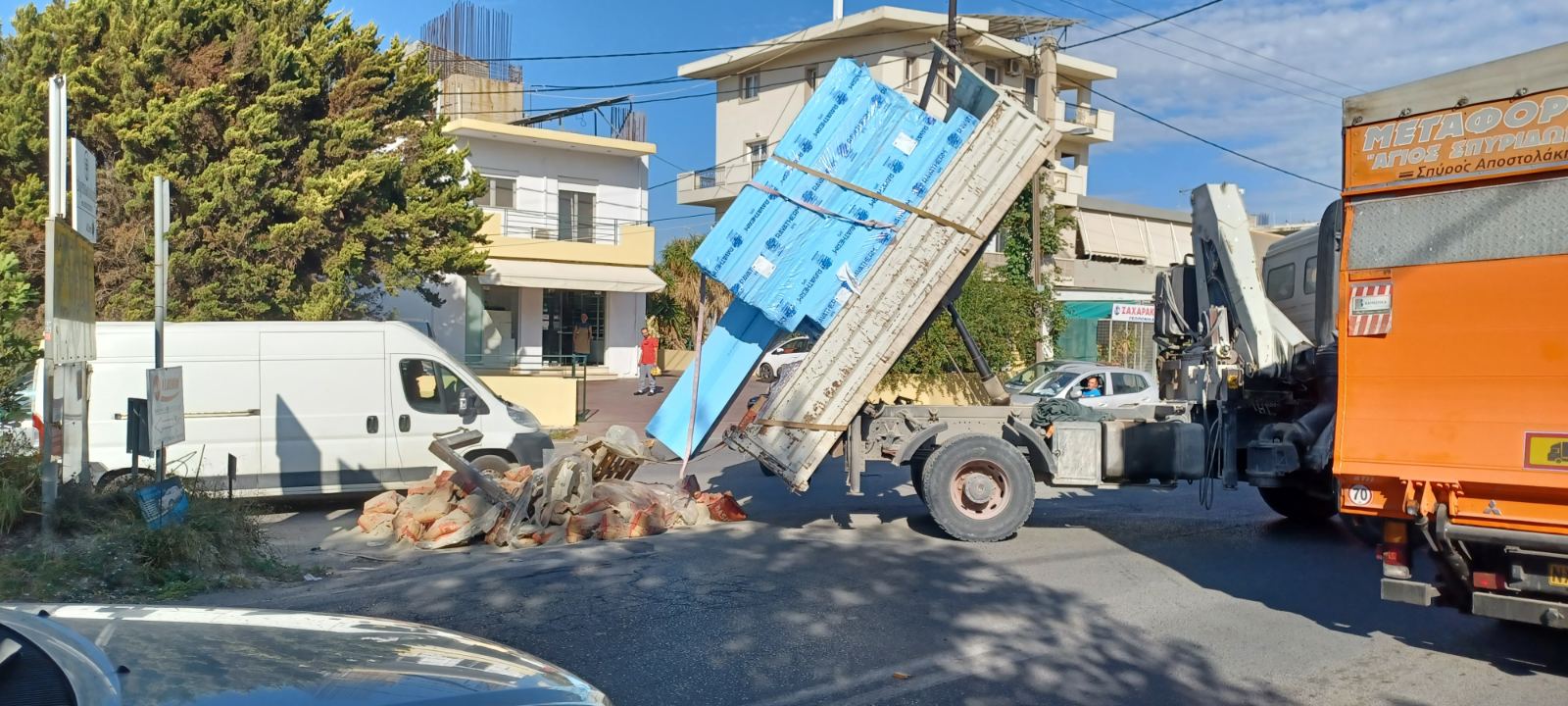 Ανατροπή φορτίου από καρότσα, στον Αγ. Ιωάννη Χωστό